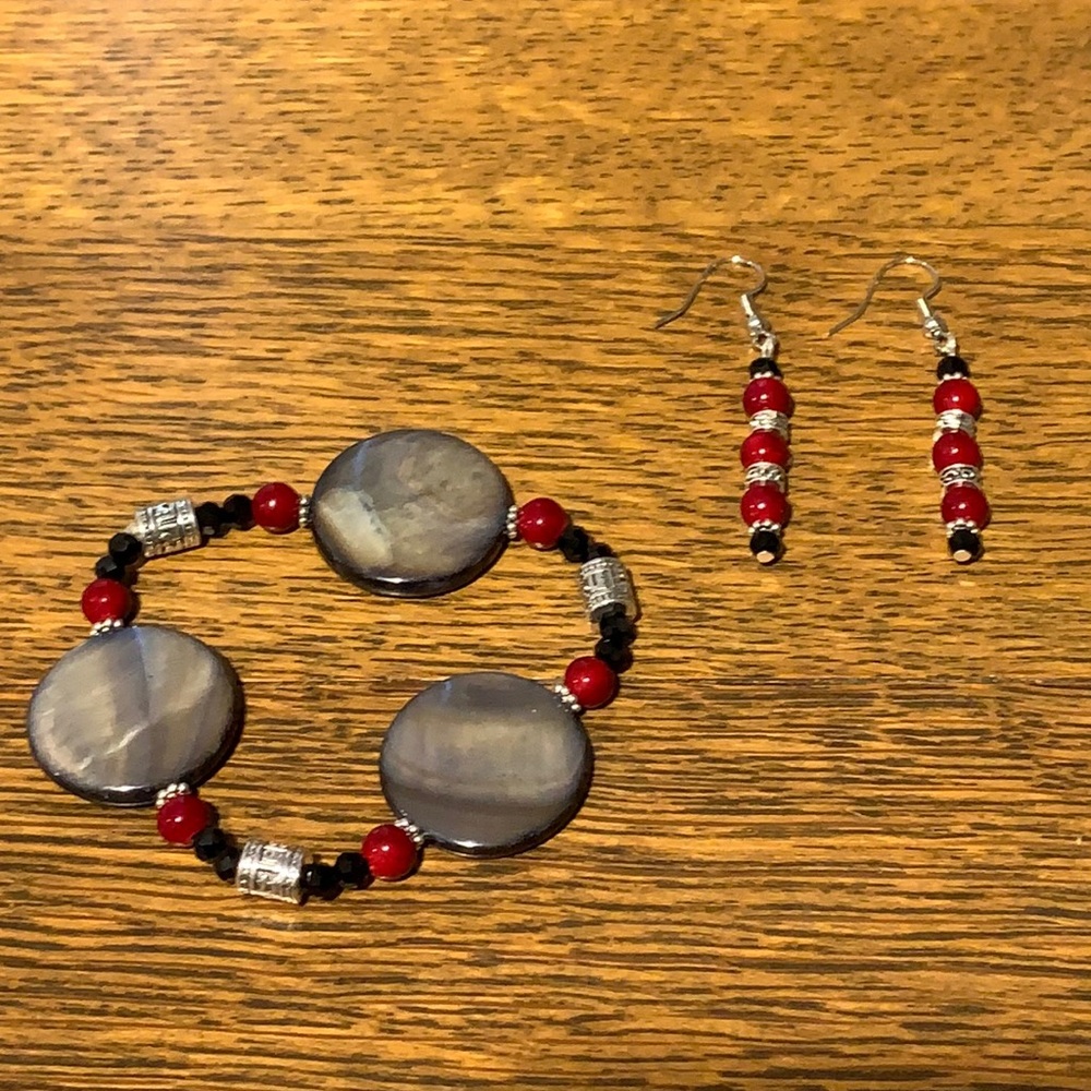 21286 Painted red stone and gray shell bracelet earring set.